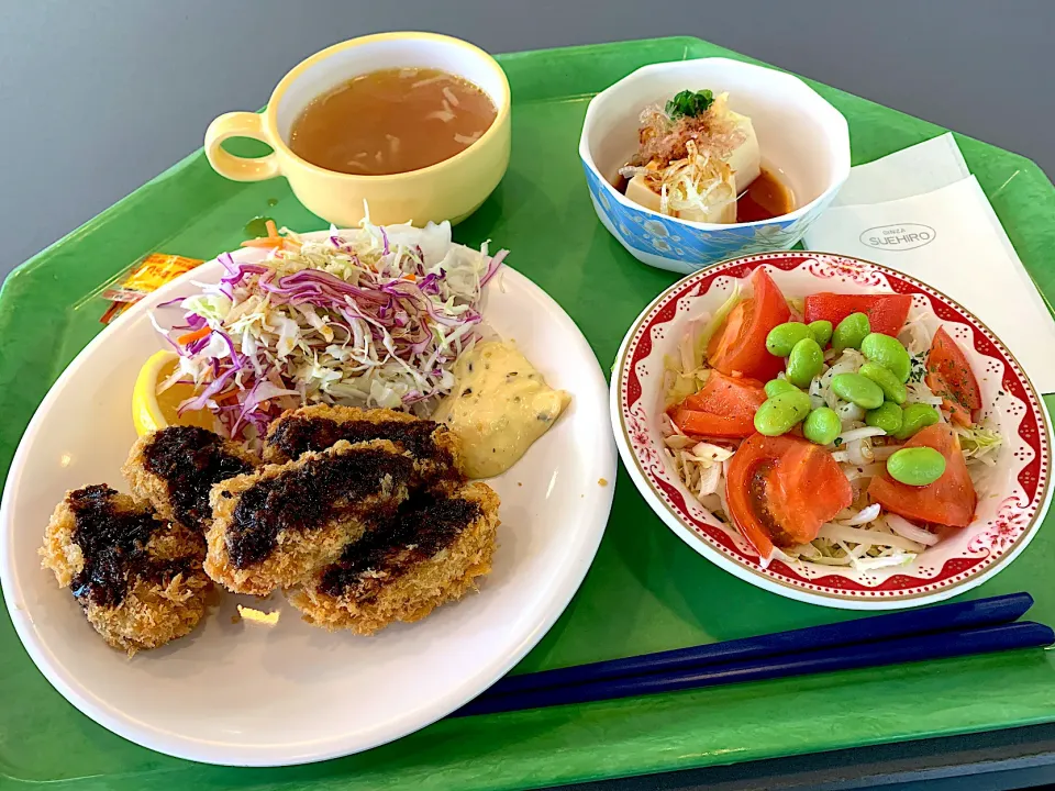 カキフライタルタルソース、冷奴、トマトと枝豆のサラダ、ベーコンと野菜のスープ|Tadahiko Watanabeさん