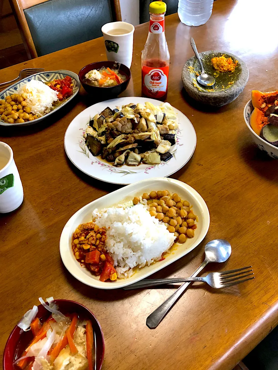 チャナ豆のカレー　キャベツとナスとテンペのケチャップマニス炒め　ブラジルのとうがらしピメンタ　マランゲッタのアチャール　鶏肉団子スープ|Morihiko  Yanoさん