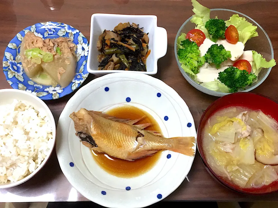 赤魚の煮付け 鍋の残りで味噌汁 チキンのサラダ ひじきの煮物 大根とツナの煮物|おさむん17さん