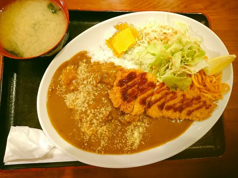 カレーライスとロースカツ   築地 レストラン ヤナギ|りくさん