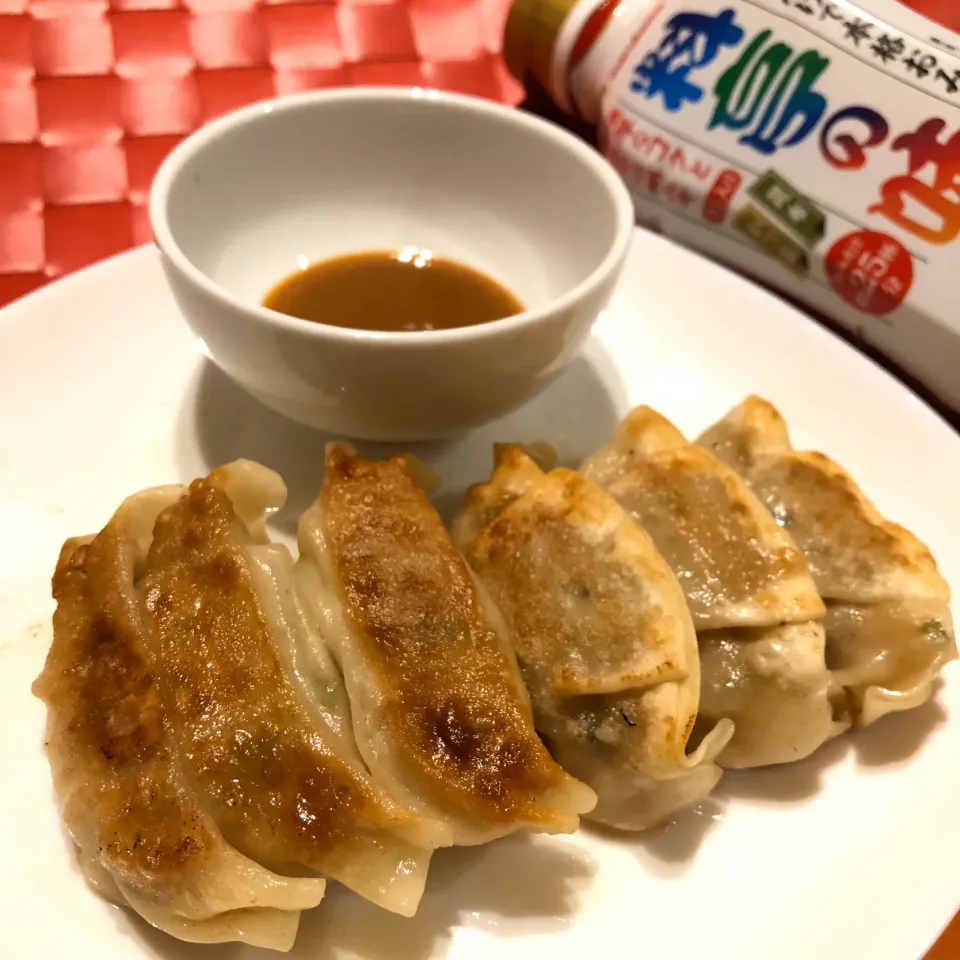 神戸餃子は、味噌ダレをつけて食べるんです。さっぱり食べられますよ。一度お試しあれ♪|銀丸有子さん