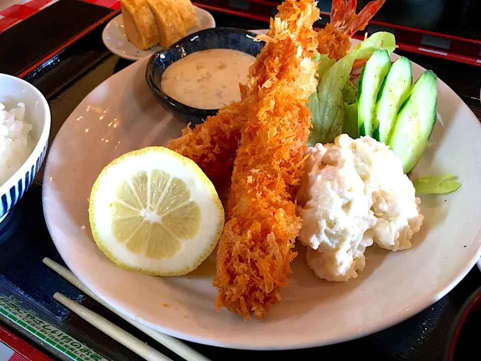 ある日の娘ちゃんランチ（エビフライ定食〜ちょっと食べかけ🤣）|かぴかぴさん