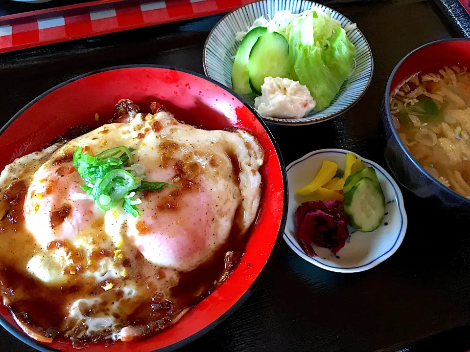 本日の賄い（10/26 目玉焼き丼ステーキソース味❤）|かぴかぴさん