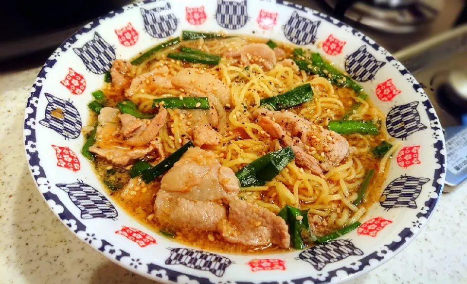 ごまラーメン🍜ぽぃやつ～
#大好きだったラーメン屋さんの味を思い出しながら作ってみた
#毎回、何か足りない(笑)
#辛味はラー油とブラックペッパーなのはわかってるのに～
#なぜラー油がスープの表面に出てこないのか謎
#今回は食べる直前にラー油かけましたw
#ニラとすりごまは必須です❤️|GGGさん