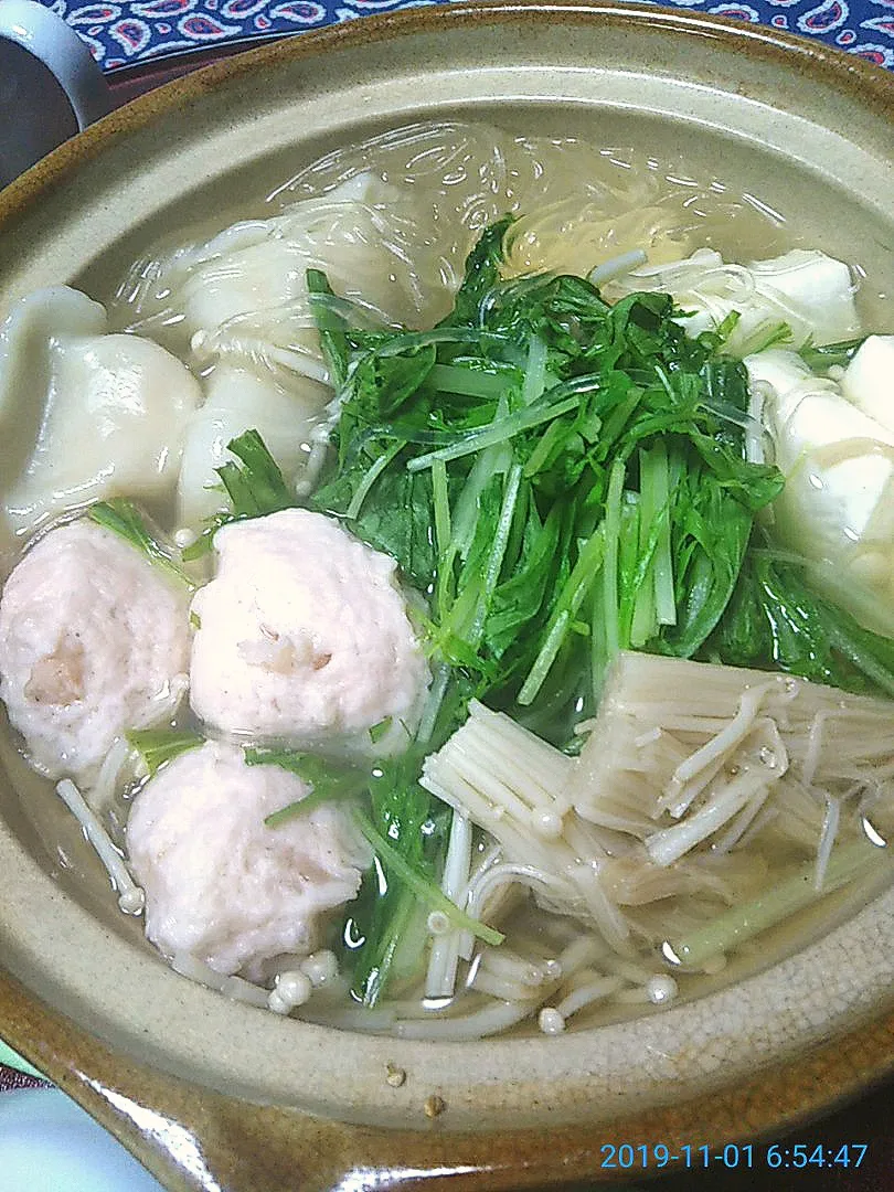 よねばーばの朝ごはん
鍋(えびつくね、餃子、豆腐、えのき、
春雨、水菜)ポン酢だれ|yoneばーばさん