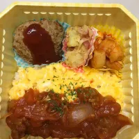 Snapdishの料理写真:オムハヤシ弁当
・ハンバーグ
・粉ふきいも
・えびと卵のチリソース|ゆずっこさん