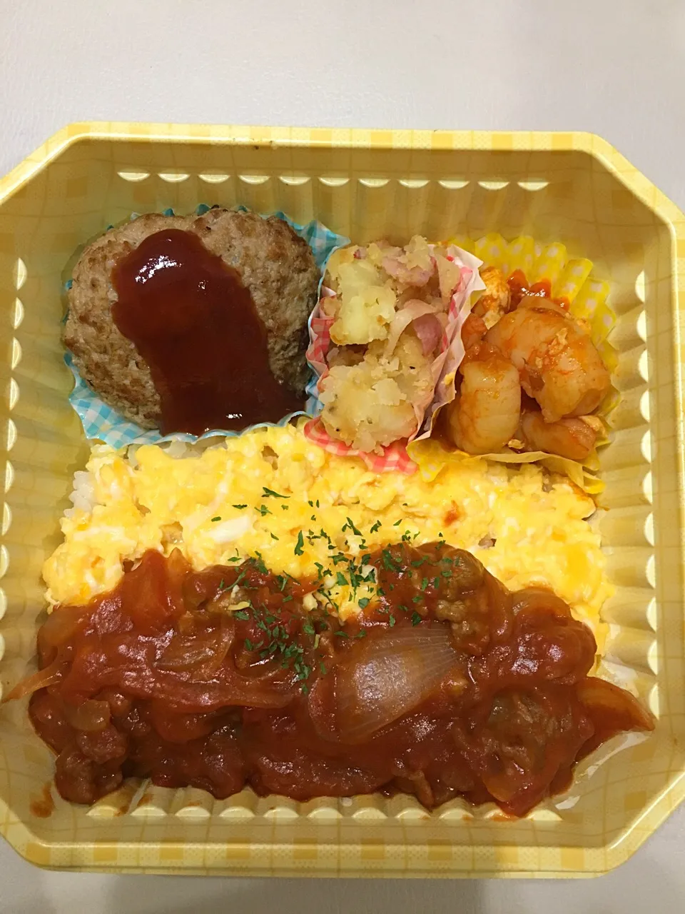 オムハヤシ弁当
・ハンバーグ
・粉ふきいも
・えびと卵のチリソース|ゆずっこさん