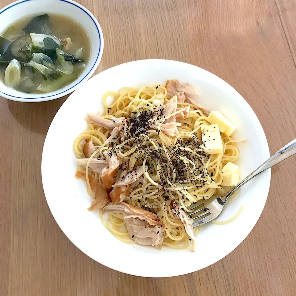 スモークチキンとチーズのゆかりがけ糖質オフ麺のパスタ🍽とお味噌汁|みゆきさん