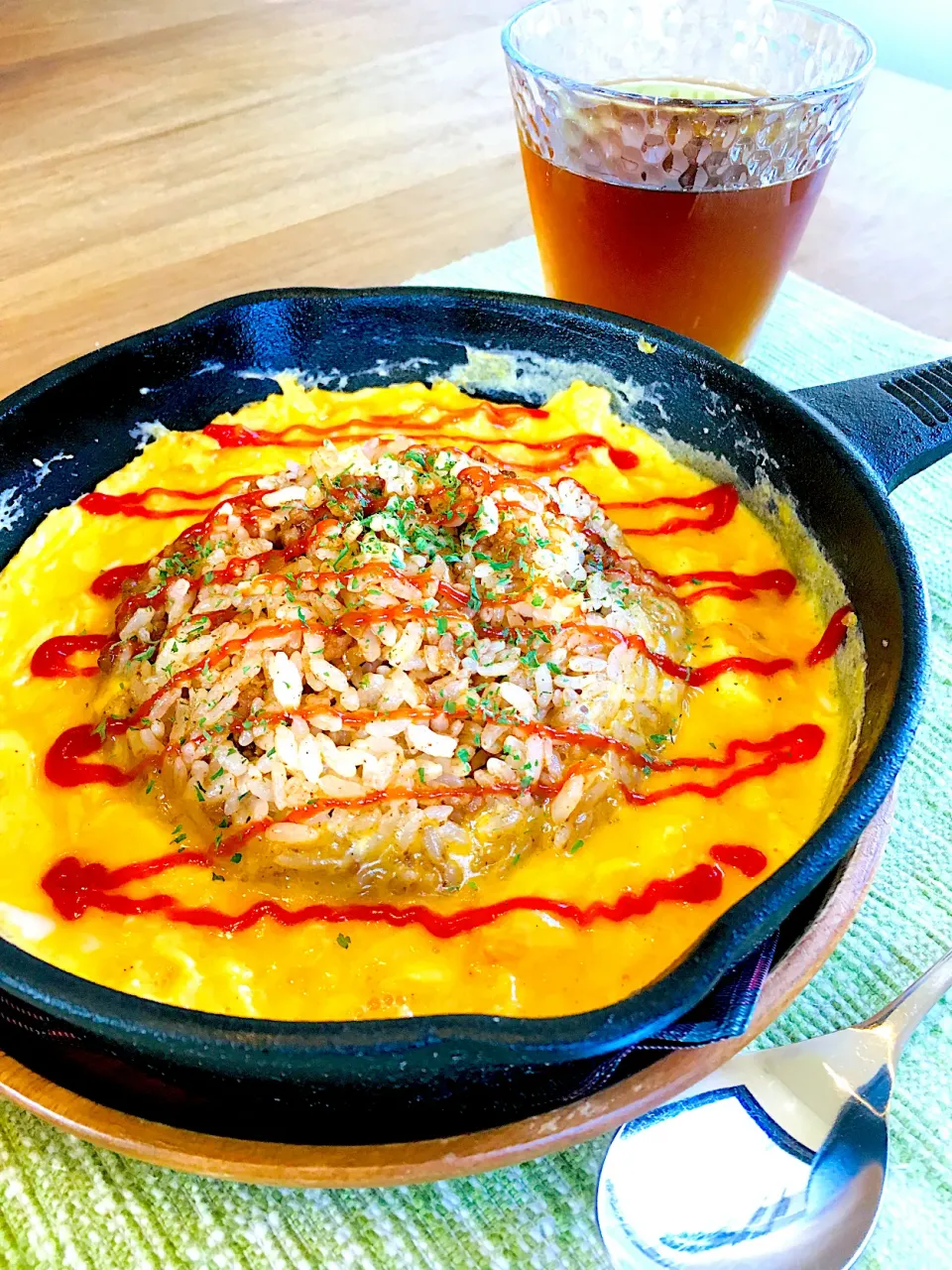 Snapdishの料理写真:今日のお家で一人ランチは                            ミートソースをリメイク！スキレットで超簡単オムライス✨|ミッチ☆ママさん