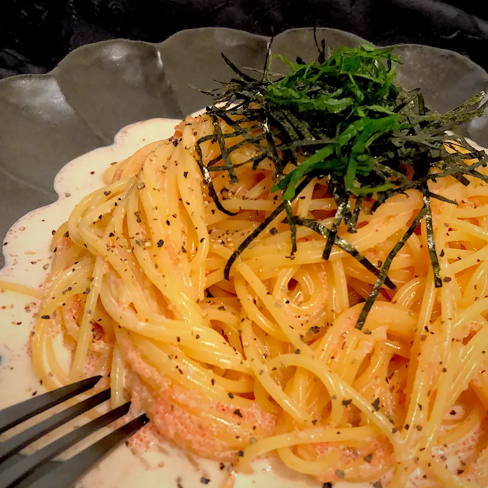 Snapdishの料理写真:超簡単☆明太子クリームパスタ🍝昨日も作って投稿したんだけど写すの下手やなーと思ってやっぱり削除(-｡-;今日もう一回撮り直してみました╭( ･ㅂ･)و ̑̑お料理撮るのはスィーツよりずっと難しい〜(｡-_-｡)|AXさん