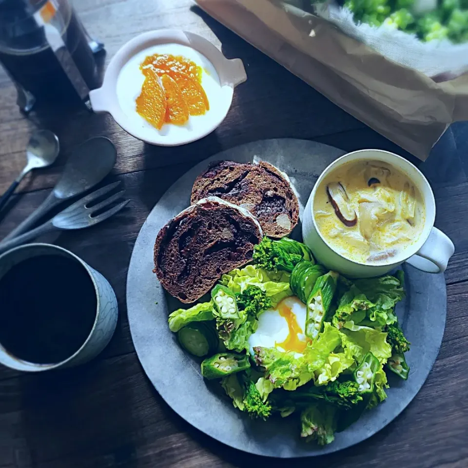 ショコラ フリュイの朝ごパン

たっぷりのお野菜に乗せた温泉たまごと
ブラウンマッシュルームのスープ
手作りせとかジャム乗せヨーグルト
フレンチプレスの珈琲 🍴☕|Keitoさん