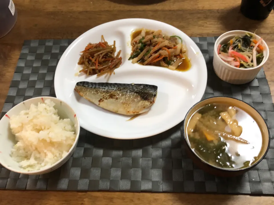 Ohana夕食です。鯖の塩焼き、青椒肉絲、今流行りのカリフラワーご飯です。|Ohanaさん