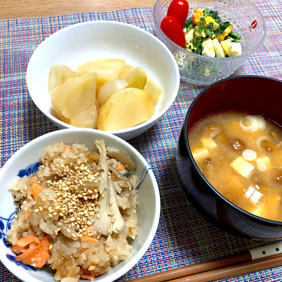 Snapdishの料理写真:鮭と舞茸の炊き込みご飯|あきころさん