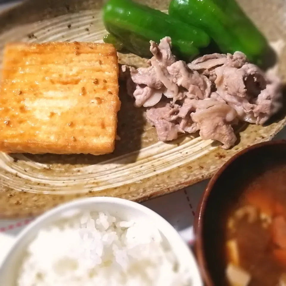 Snapdishの料理写真:厚揚げと豚肉とピーマンの中華ごまドレ焼き
味噌汁|あぁちゃんさん