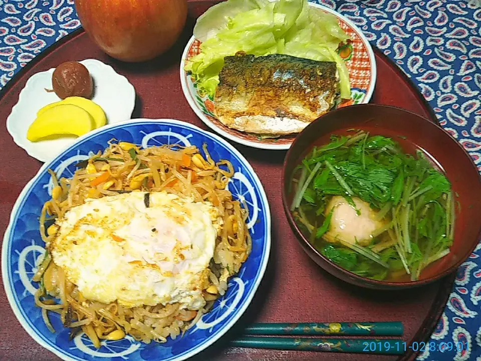 Snapdishの料理写真:よねばーばの朝ごはん
ビビンバ風丼
水菜とつみれ汁
焼き鯖レタス添え
たくわん、梅干し|yoneばーばさん