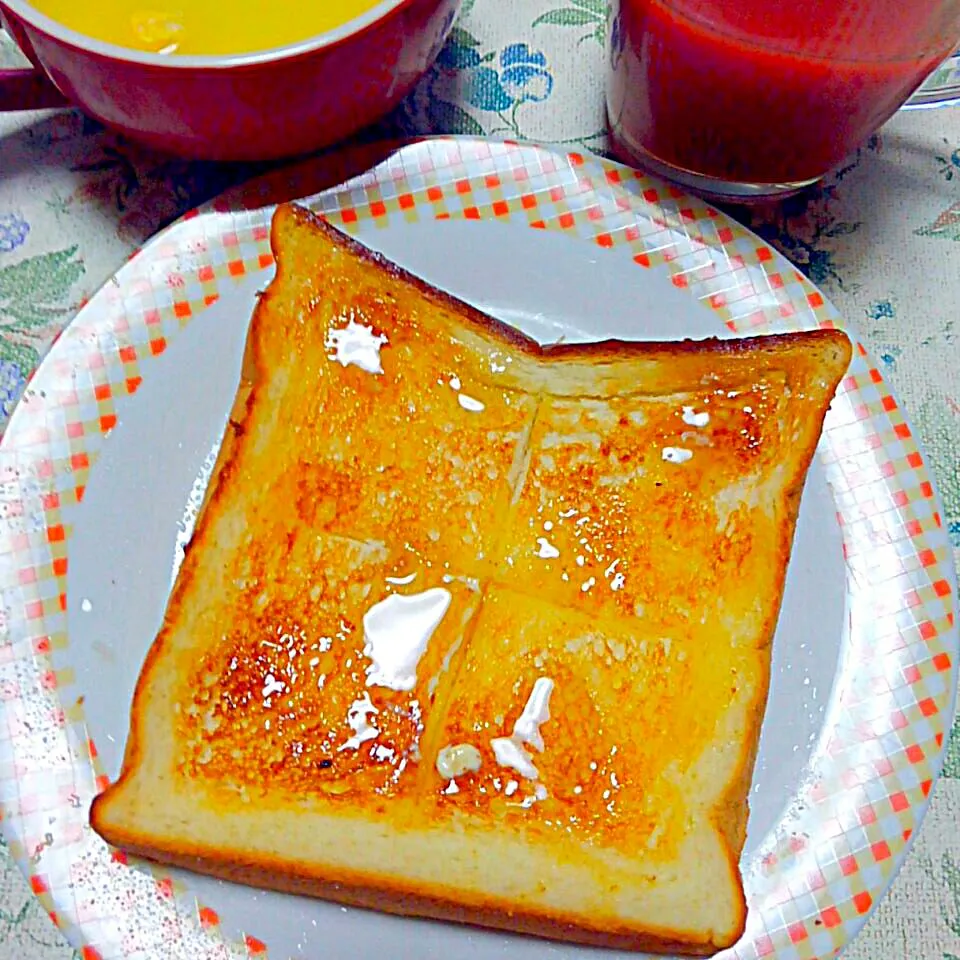 Snapdishの料理写真:田の字切り蜂蜜バタートースト🍞セントルザベーカリーのプルマンの端っこ|うたかた。さん