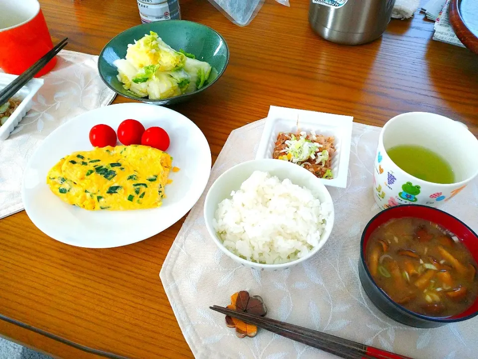 11/2の朝食☀️🍴
トロトロなめこ汁、ニラ玉 など|卯月さん