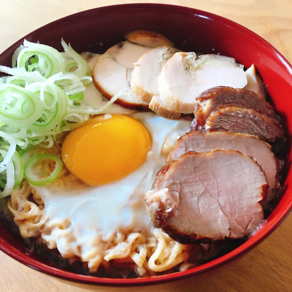 チキンラーメンwith卵と燻製ハム色々|角康広さん