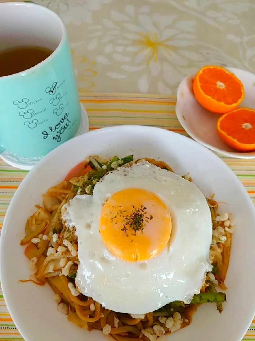 今日のお昼は焼きそば
目玉焼き乗っけ🍳
初みかん🍊|🍒ふみりん🍒さん