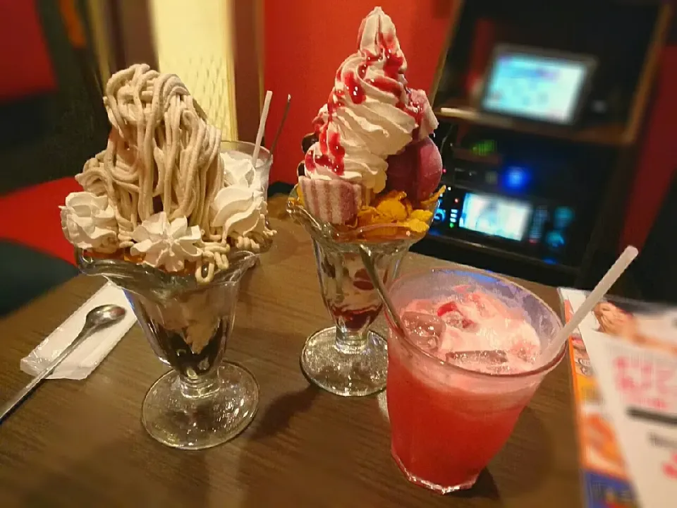 Snapdishの料理写真:ぶどうぶどうパフェ、チョコモンブランパフェ|kuromameさん