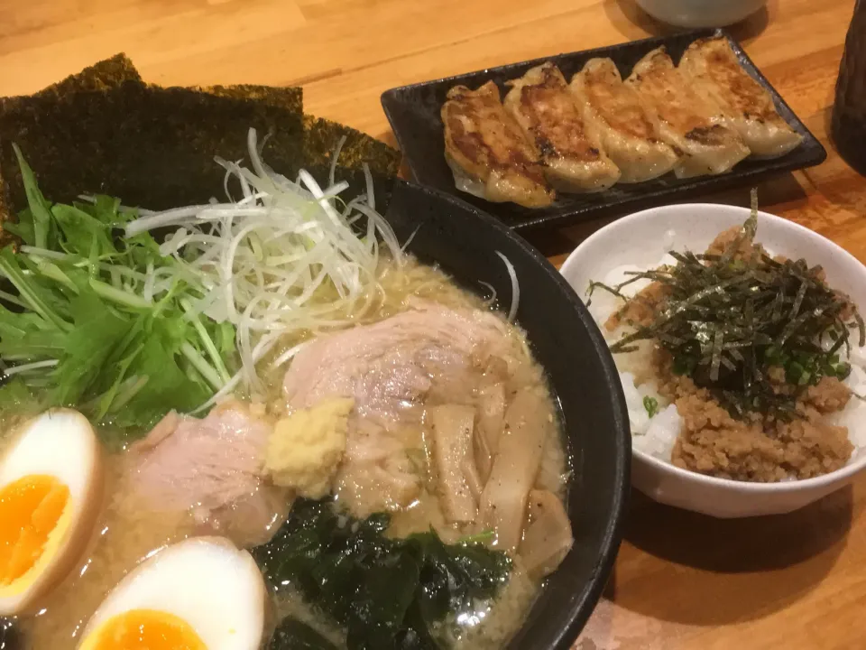 味噌ラーメン（全部のせ)と鶏そぼろ丼とチャーシュー餃子|あじょさん