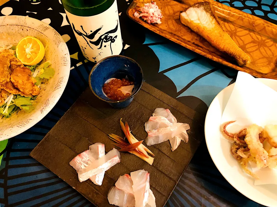 Snapdishの料理写真:休日のひとり酒、日本酒と築地の魚には酔って然るべし！|ゆいさん