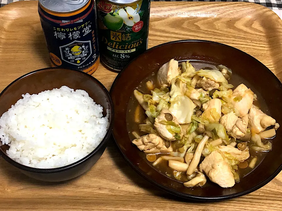 Snapdishの料理写真:今日の夕食　☆鶏肉とキャベツの焼肉のたれ炒め　☆こだわりレモンサワーと氷結|まぁたんさん