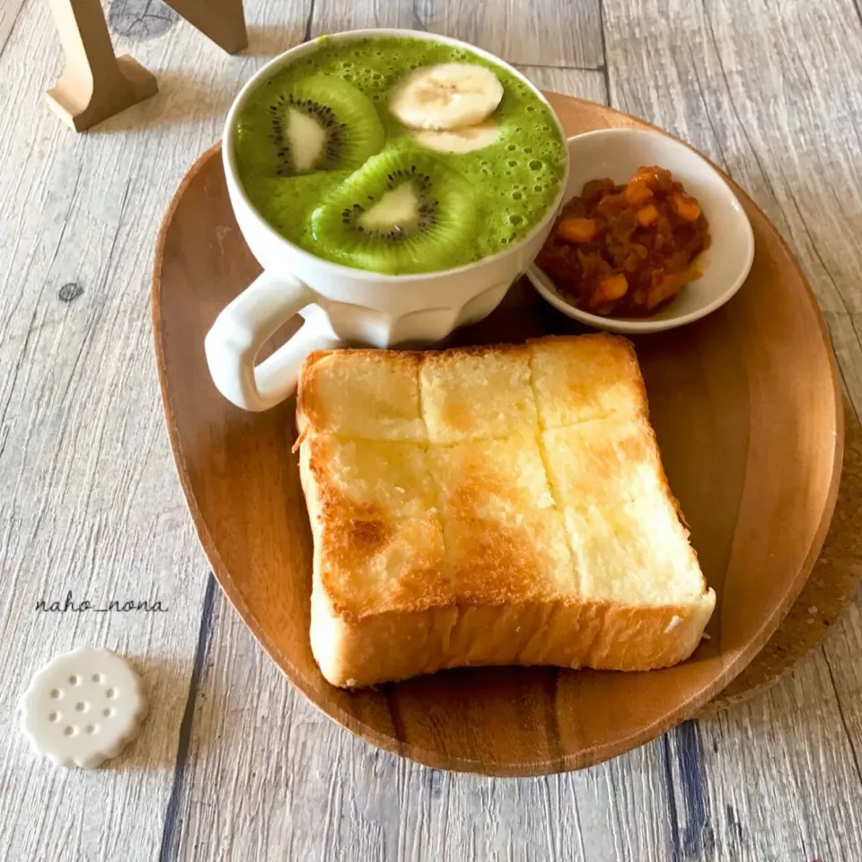 小松菜のスムージーと　に志かわの食パンで朝ごパン|naho_nonaさん