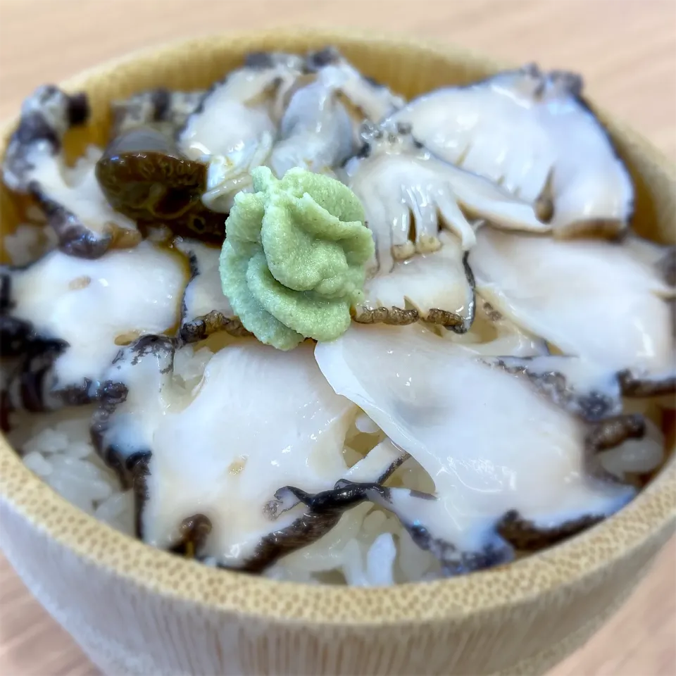 Snapdishの料理写真:生アワビ丼❣️|Yoshiko Iさん