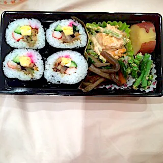 Snapdishの料理写真:巻き寿司弁当|桜もちさん