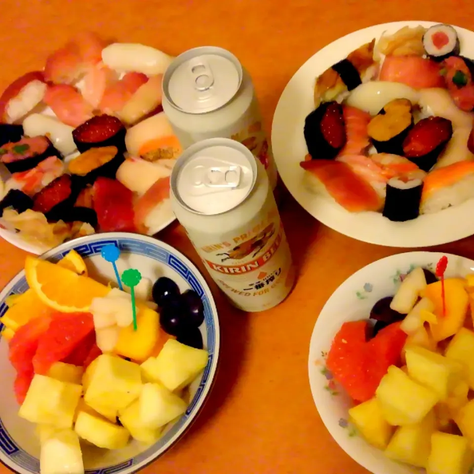 お寿司🍣と🍎フルーツ🍊の盛り合わせ💕でビール🍺😍👌✨|内藤ひろみさん