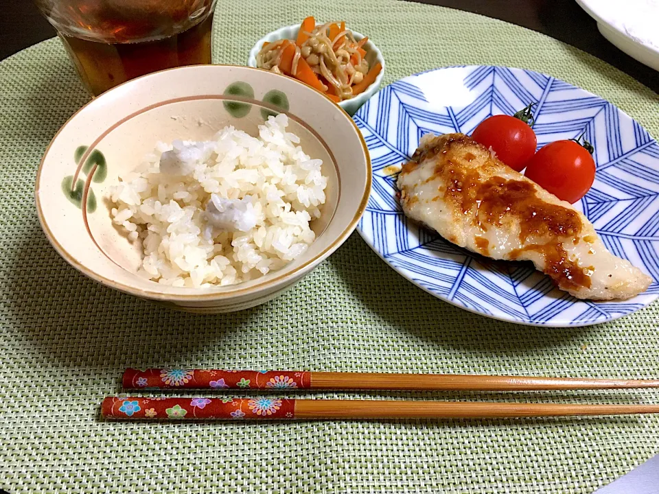 Snapdishの料理写真:めかじきのニンニク醤油ソテー、人参えのきの金平風、里芋ご飯|ちぐあささん