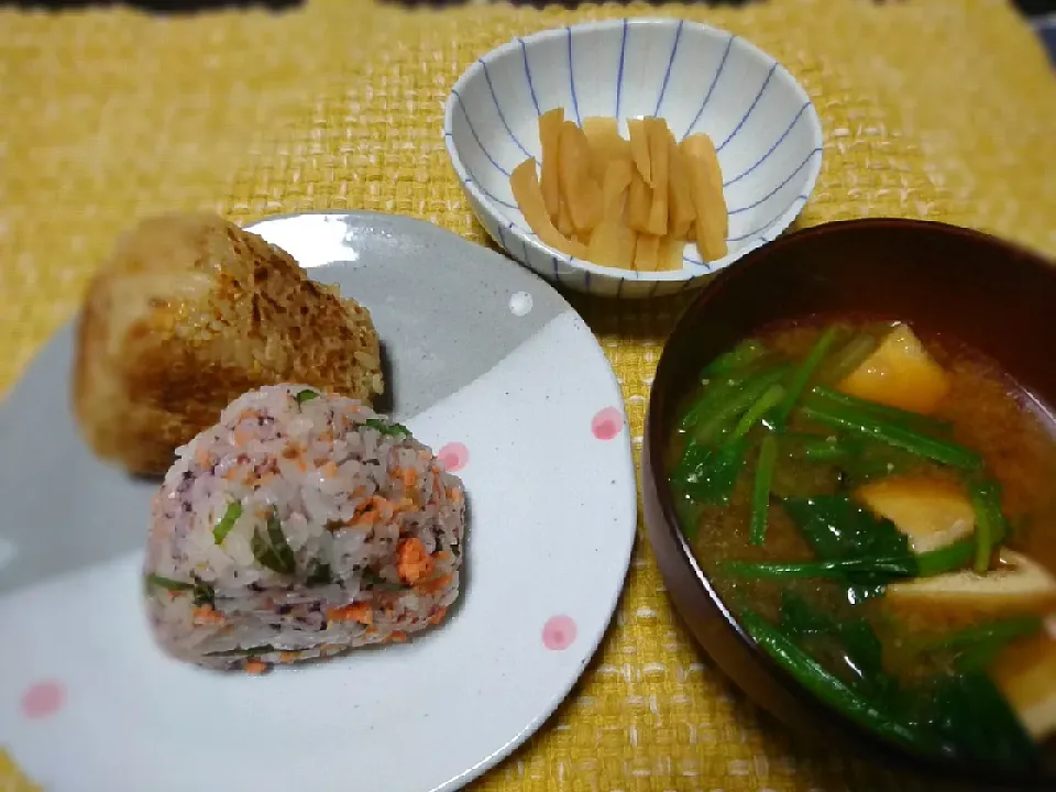 ★小料理屋ちえこ  〆のご飯★
☆鮭と大葉のゆかりおにぎり
☆焼きおにぎり
☆油揚げとほうれん草のお味噌汁|☆Chieco☆さん