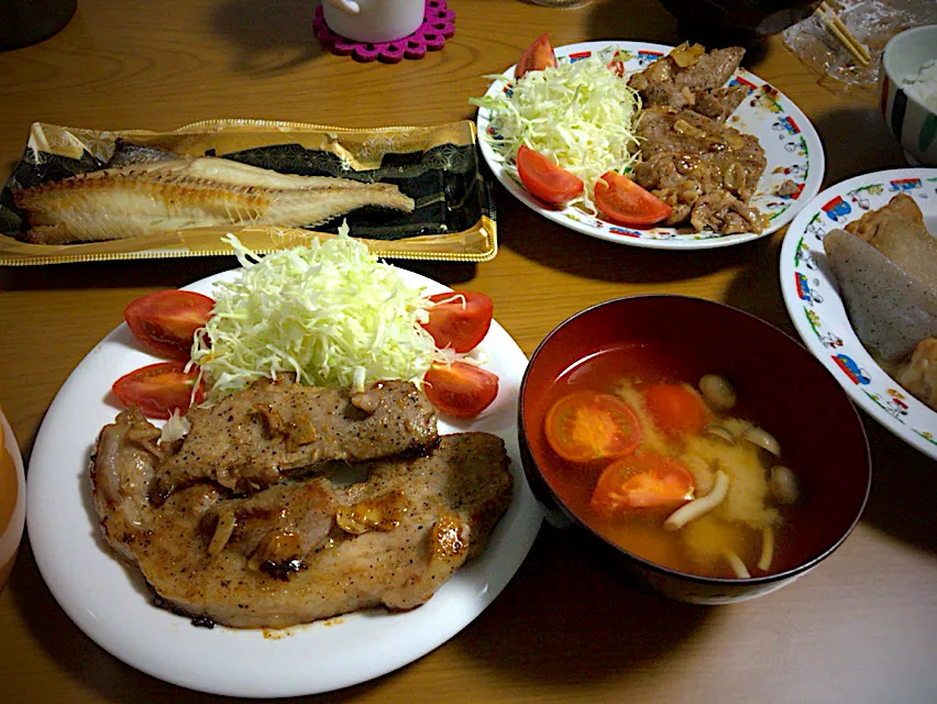 今日の男女飯絆(･w･)ガーリックポーク&おでんの余り&トマトとしめじの味噌汁&お惣菜のホッケ↑↑↑|ひーちゃんさん