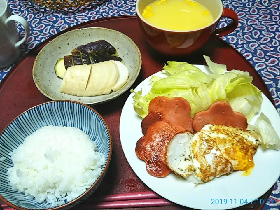 よねばーばの朝ごはん
目玉焼き、ソーセージ、レタス添え
コーンスープ
茄子と大根の糠漬け
ご飯、コーヒー|yoneばーばさん