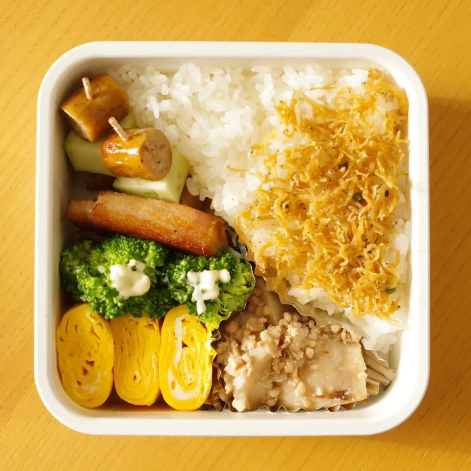 Snapdishの料理写真:今日のお弁当　ちりめん山椒ご飯　里芋のそぼろ煮　だし巻き卵　ブロッコリー　ベーコン　きゅうりとウインナー|walnutさん