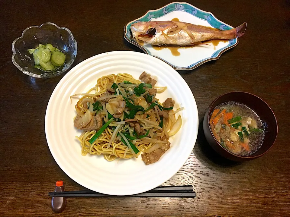 台湾風ホルモン焼きそば、イトヨリの煮付け、キュウリの酢の物、スープ|カドラさん