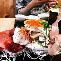 マグロと朝獲れ鮮魚がのった贅沢日替わり海鮮定食|やしさん