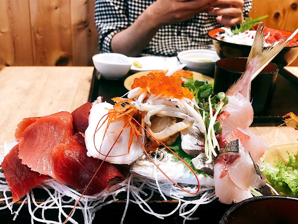 Snapdishの料理写真:マグロと朝獲れ鮮魚がのった贅沢日替わり海鮮定食|やしさん