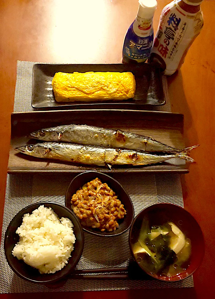 Today's Dinner🍴納豆･お土産出汁巻卵･秋刀魚の塩焼き･白飯･わかめとお豆腐のお味噌汁|🌈Ami🍻さん