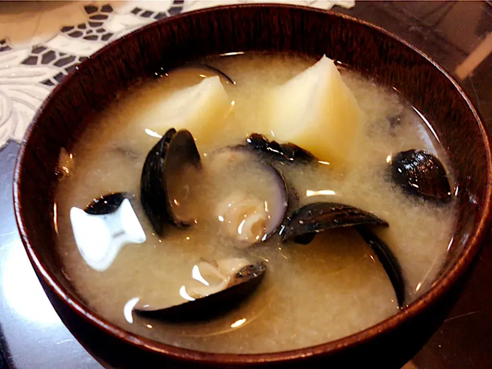 じゃがいもとシジミのお味噌汁😋|アライさんさん