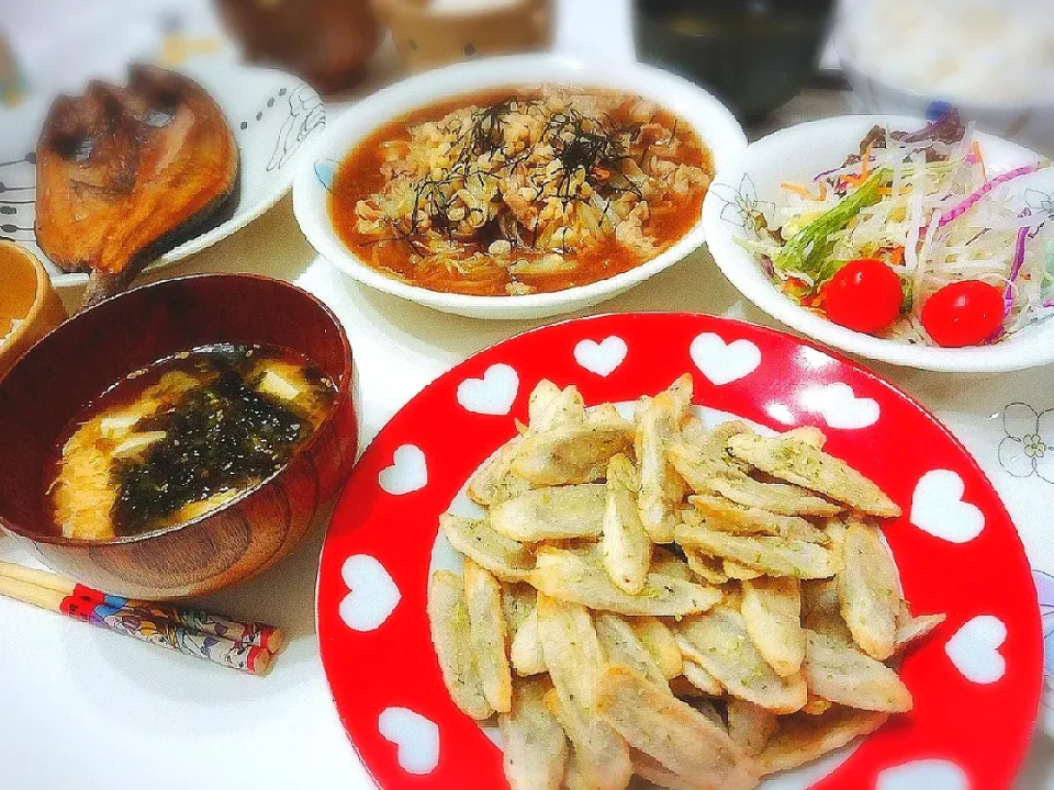 夕食(^ー^)
豚肉と野菜あんかけ
ホッケ焼き
ごぼうの海苔塩唐揚げ
サラダ
お味噌汁(卵、豆腐、海苔)|プリン☆さん