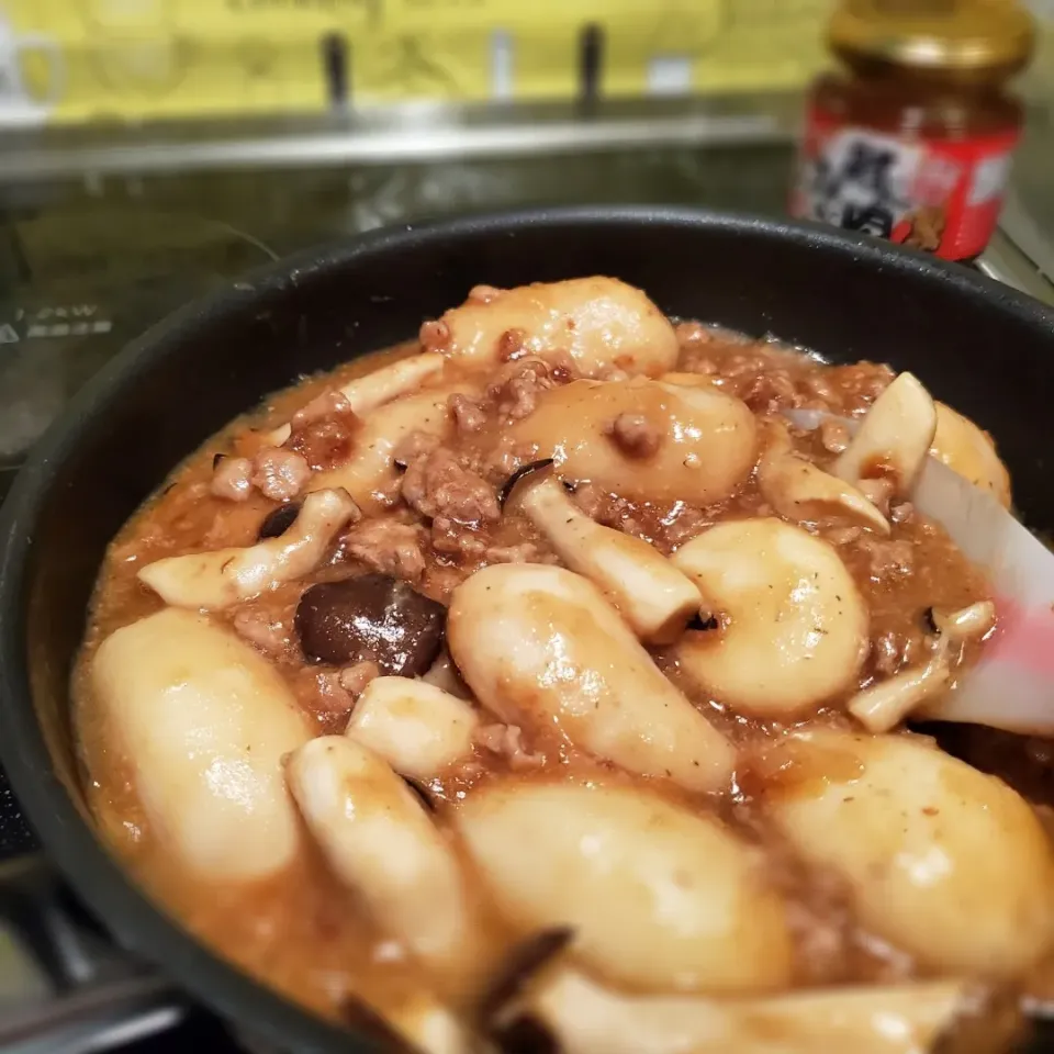 Snapdishの料理写真:沖縄豚肉みそと粗挽き肉で
里芋の甘辛煮😏|みるくここあさん