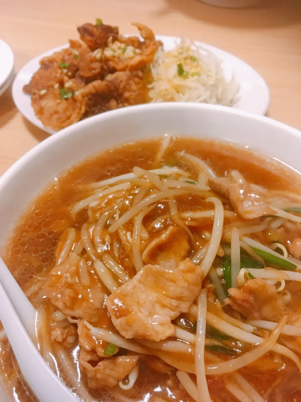 肉もやしラーメンとレバーニンニクタレがけ|あじょさん