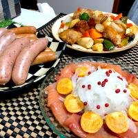 カナディアンファームのスモークサーモン食用ほおずき添え　　腸詰屋のガーリックソーセージ&チョリソー　　酢鶏