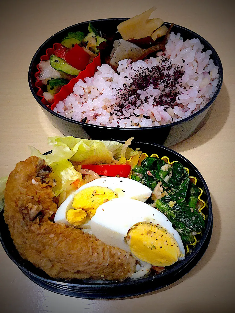 11\4(月)昼食　#弁当　•手羽先唐揚げ/野菜炒め/ゆで卵/ほうれん草とカニかまの和え物　•雑穀ごはん/きゅうり等の浅漬け/竹の子と切り昆布の煮物　‥暫く家を留守していたのでSDもご無沙汰でした。今日からまた平常運転‥|おさんどんさん