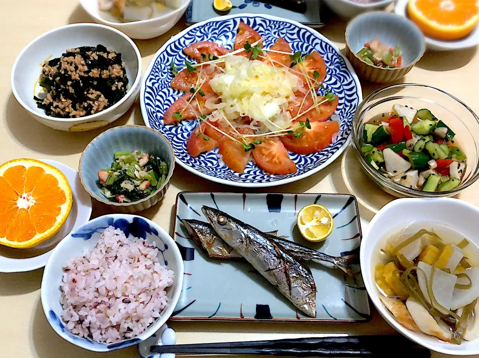 11/4(月)夕食　#晩ごはん　•秋刀魚の丸干し　•大根、切り昆布他の煮物　•ほうれん草の和え物　•ワカメ納豆　•トマトと玉ねぎのサラダ　•浅漬け　•雑穀ご飯　•みかん|おさんどんさん