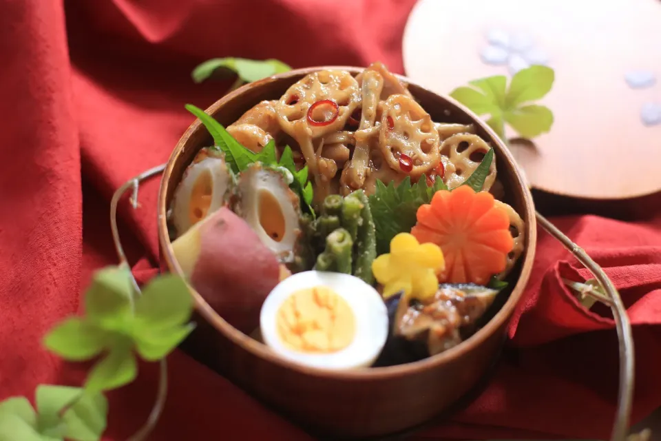 Snapdishの料理写真:鶏肉と根菜の甘辛炒めのっけまくり弁当|ゆいか＊さくママさん