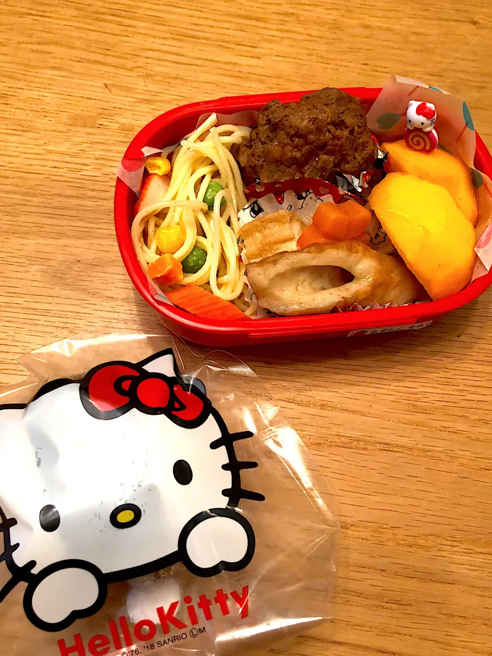 キティちゃんのおにぎりラップ弁当🍎|はるmamaさん