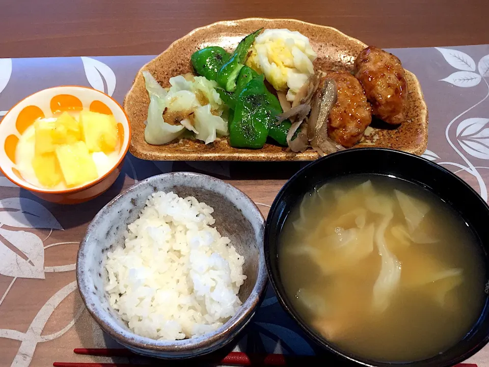 朝ごはん
鶏肉つくね照焼きだれ、焼きピーマン、茹できゃべつ、白菜の漬物、白米、きゃべつとかぼちゃと揚げの味噌汁、パイナップル添えヨーグルト|かよちゃんさん